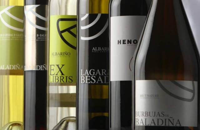 botellas de vino en fila